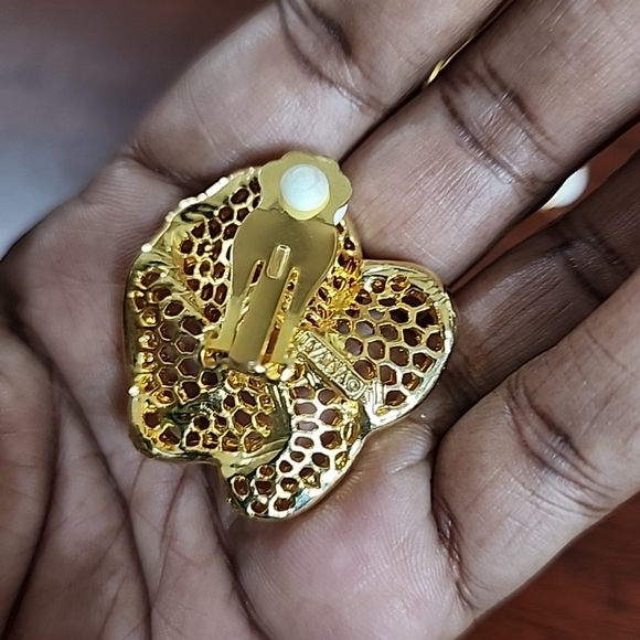 Ivana Trump Vintage Gold Plated large flower shape clip ons - Picture 3 of 4